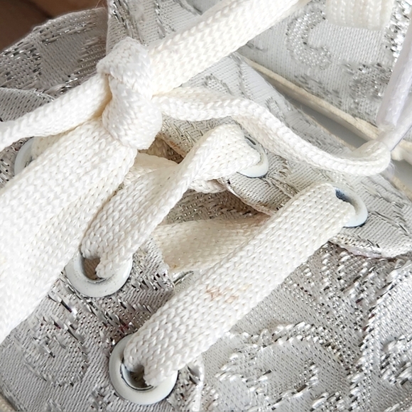 Infant White Indoor Shoes, Great for First Steps, 5" with Glitter Floral Pattern - Picture 5 of 8